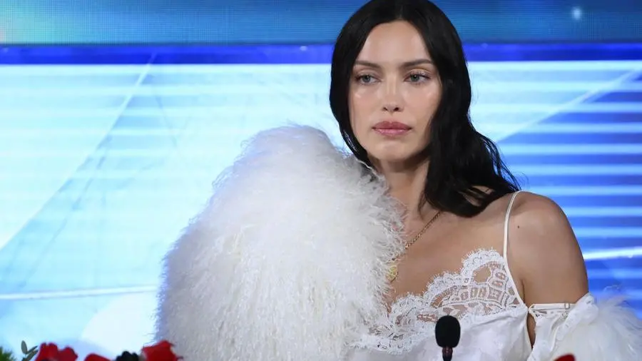 Sanremo 2026, Irina Shayk in conferenza stampa: «La musica unisce le persone»
