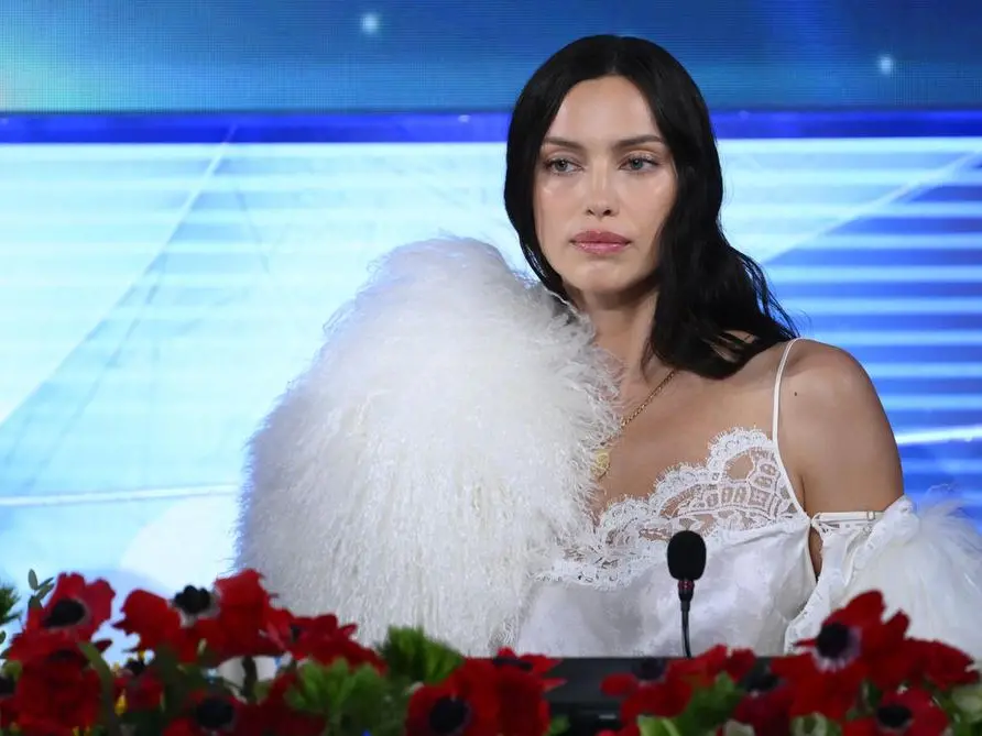 Sanremo 2026, Irina Shayk in conferenza stampa: «La musica unisce le persone»