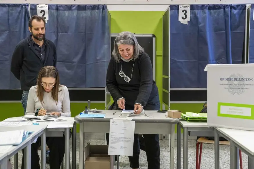 Un seggio elettorale durante il voto per il Referendum sulla riforma della Giustizia, a Milano, 22 marzo 2026. ANSA/ ANDREA FASANI
