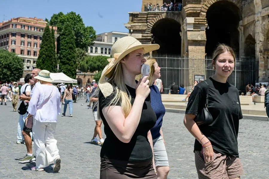 Ondata di caldo a Roma, turisti al Colosseo. Mercoledì 27 Maggio 2026. News (Photo by Valentina Stefanelli/Lapresse) Heatwave in Rome, tourists at the Colosseum. Wednesday, May 27, 2026. News (Photo by Valentina Stefanelli/Lapresse)