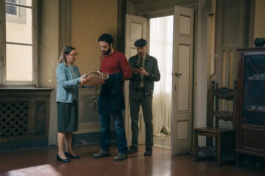 Faldoni di carta in una scena dell'Altro ispettore