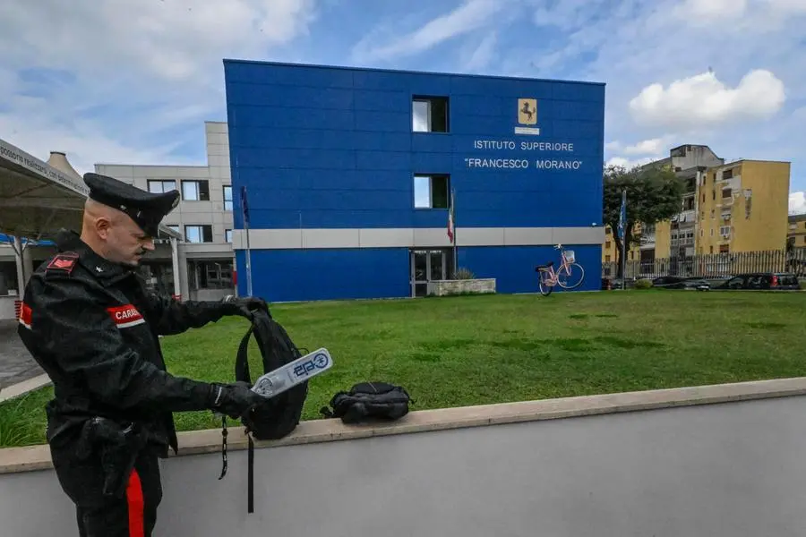 Il controllo zaini con il metal detector