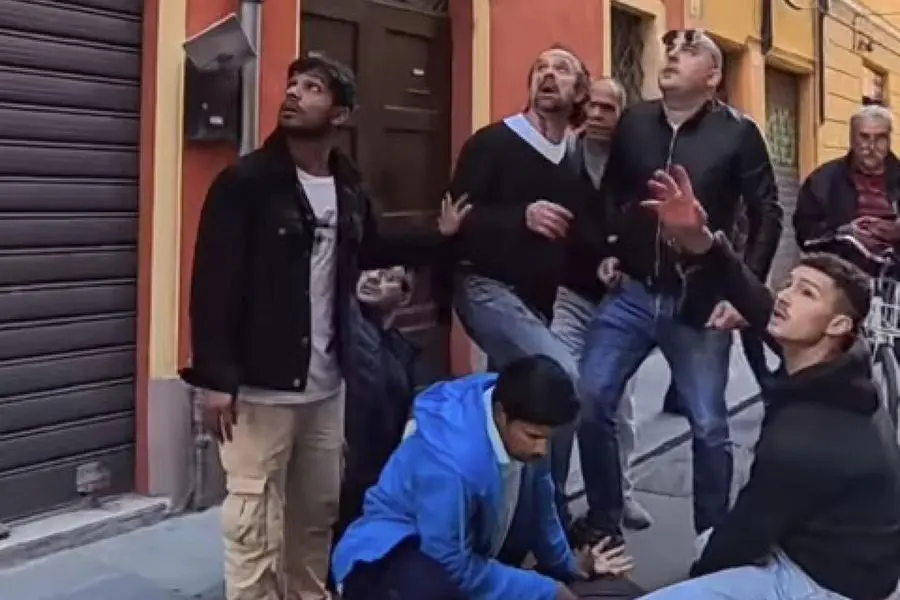 Salim El Koudri bloccato a terra dopo l\\u2019aggressione avvenuta a Modena in un fotogramma tratto da un video pubblicato su Instagram , ANSA