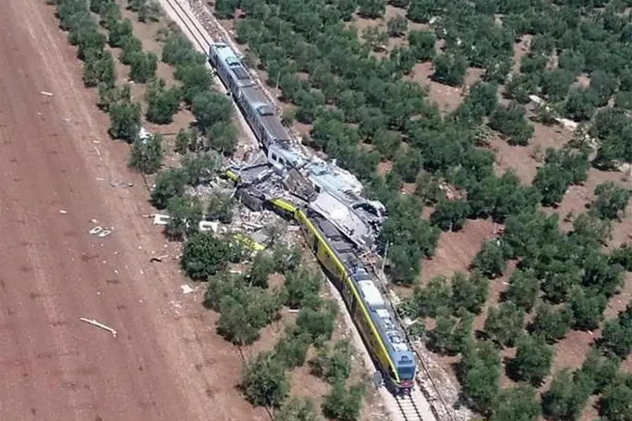 Un\\'immagine dello scontro ferroviario tra Andria e Corato, in Puglia, avvenuto il 12 luglio 2016 con i soccorritori mentre lavorano tra le lamiere dei due convogli rimasti coinvolti nella tragedia. Nell\\u2019incidente, avvenuto su una tratta a binario unico, morirono 23 persone e 51 rimasero ferite. Dieci anni dopo, il Paese ricorda una delle pi\\u00F9 gravi tragedie ferroviarie italiane degli ultimi decenni , ANSA