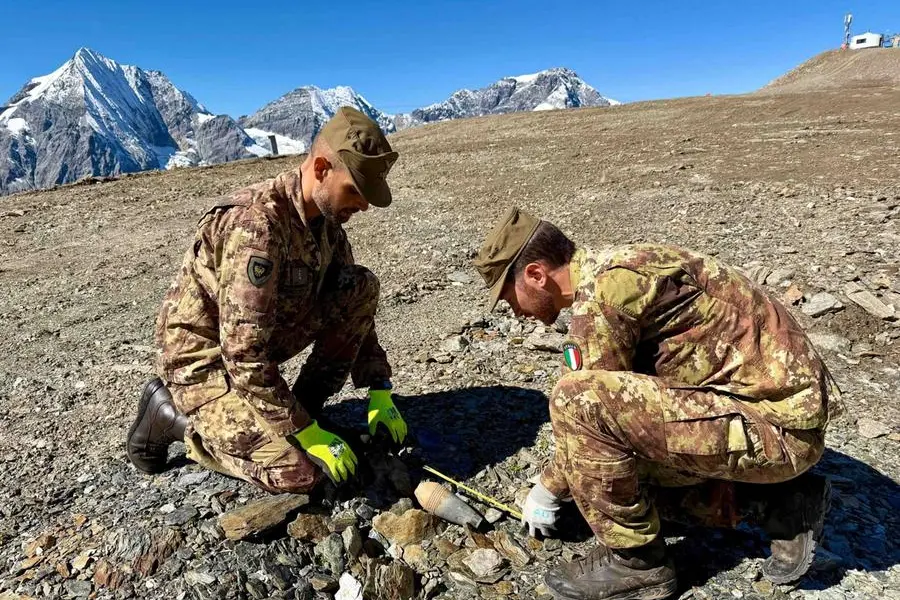 Il rinvenimento di ordigni al Passo del Mandriccio, nel Parco nazionale dello Stelvio (Fonte: Brigata Alpina Julia)