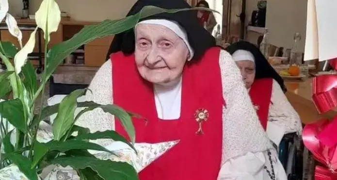 Addio a suor Anna Maria, la religiosa più anziana d’Italia che entrò in convento a 70 anni e raccontava la sua vita sui social