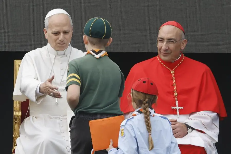 Pope Leone XIV con il Cardinale Baldo Reina riceve il saluto degli scout durante la visita pastorale al quartiere romano di Torrevecchia. , ANSA