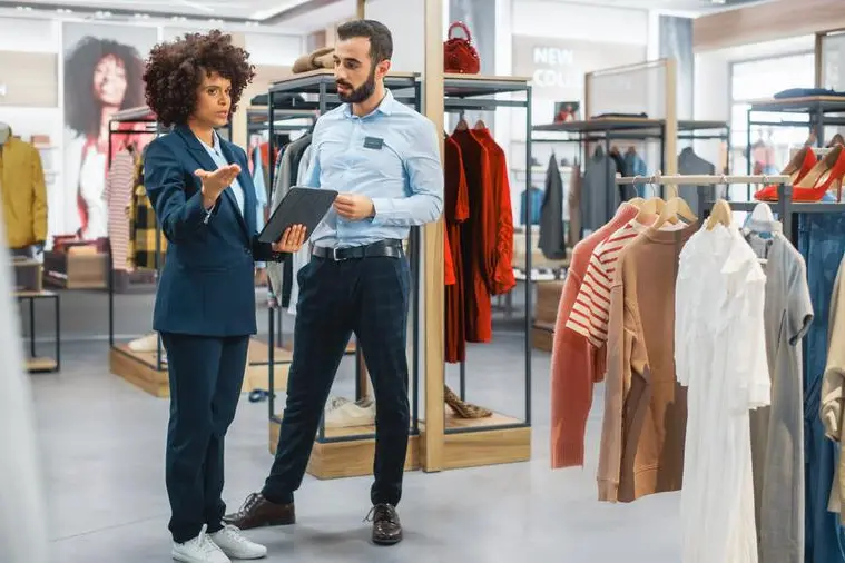 Le figure pi\\u00F9 richieste dalle aziende del settore risultano gli addetti alle vendite , Getty Images/iStockphoto