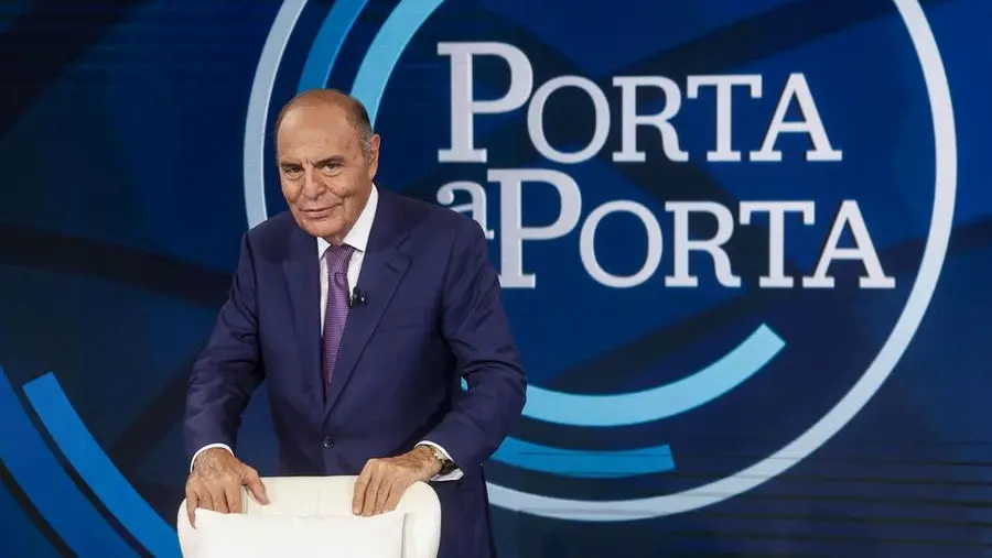 Dalla telefonata in diretta di papa Wojtyla alla “Terza Camera”, 10 curiosità su Porta a Porta che compie 30 anni