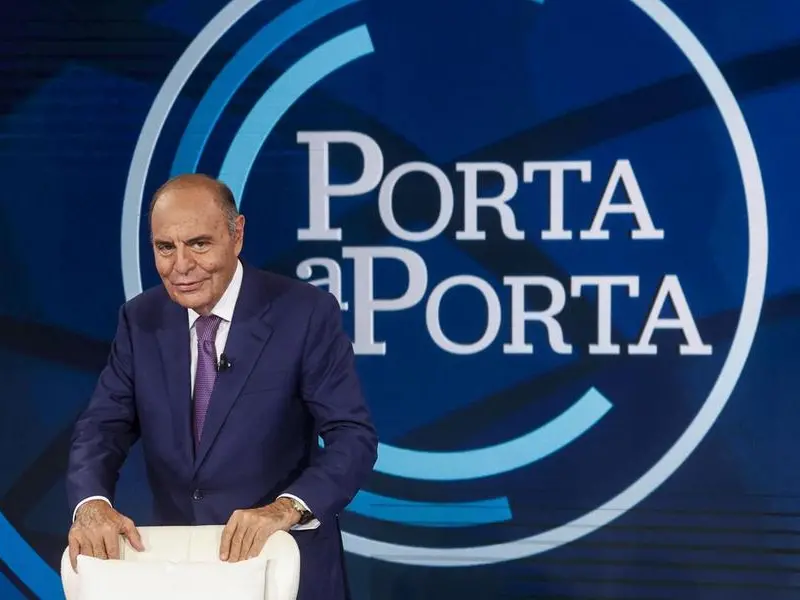 Dalla telefonata in diretta di papa Wojtyla alla “Terza Camera”, 10 curiosità su Porta a Porta che compie 30 anni