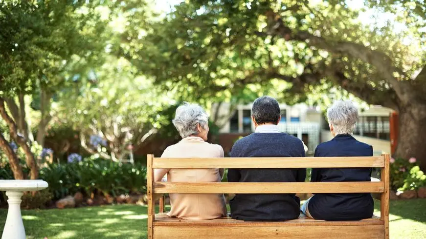 Pensioni più tardi, assegni più bassi: il conto lo pagano soprattutto le donne