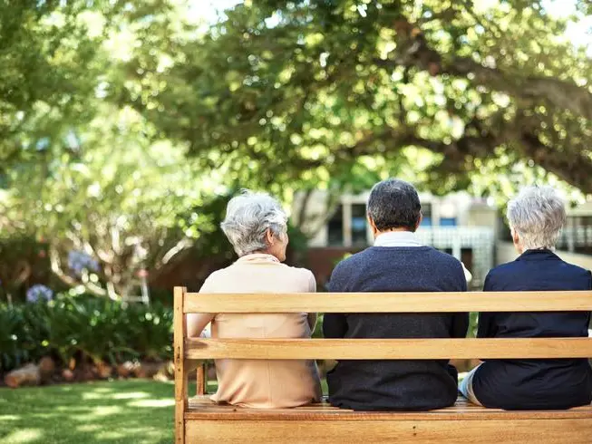 Pensioni più tardi, assegni più bassi: il conto lo pagano soprattutto le donne