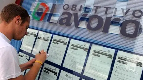 Il paradosso Inps: occupazione da record, ma i salari calano. Eppure lo smart working riaccende le culle