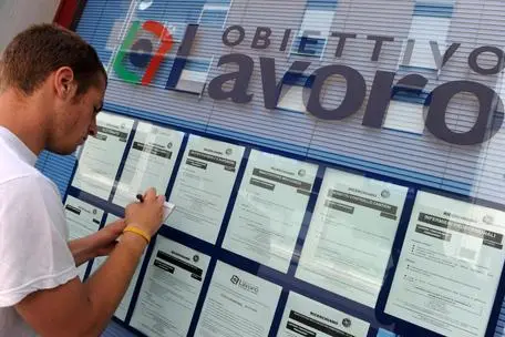 In una foto d\\'rchivio, un ragazzo davanti a una agenzia interinale di Pisa. Una manifestazione di disoccupati a Roma in una recente immagine d\\'archivio, 7 agosto 2021. Nel mondo del lavoro, il Covid ha colpito soprattutto i lavoratori autonomi. Tra febbraio 2020, mese che precede l\\'avvento della crisi pandemica, e giugno di quest\\'anno, l\\'Italia ha perso 470mila occupati. Di questi, 378mila (pari a oltre l\\'80% del totale) sono lavoratori indipendenti. A sottolinearlo \\u00E8 l\\'Ufficio studi della Cgia. In questi 16 mesi il numero totale delle partite Iva presenti in Italia \\u00E8 diminuito mediamente di 776 unit\\u00E0 al giorno. Ad aver subito gli effetti pi\\u00F9 negativi dalla crisi innescata dalla pandemia sono stati prevalentemente i piccoli commercianti, gli esercenti, i collaboratori e tantissimi liberi professionisti. ANSA/ FRANCO SILVI , ANSA