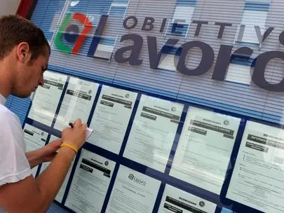 Il paradosso Inps: occupazione da record, ma i salari calano. Eppure lo smart working riaccende le culle