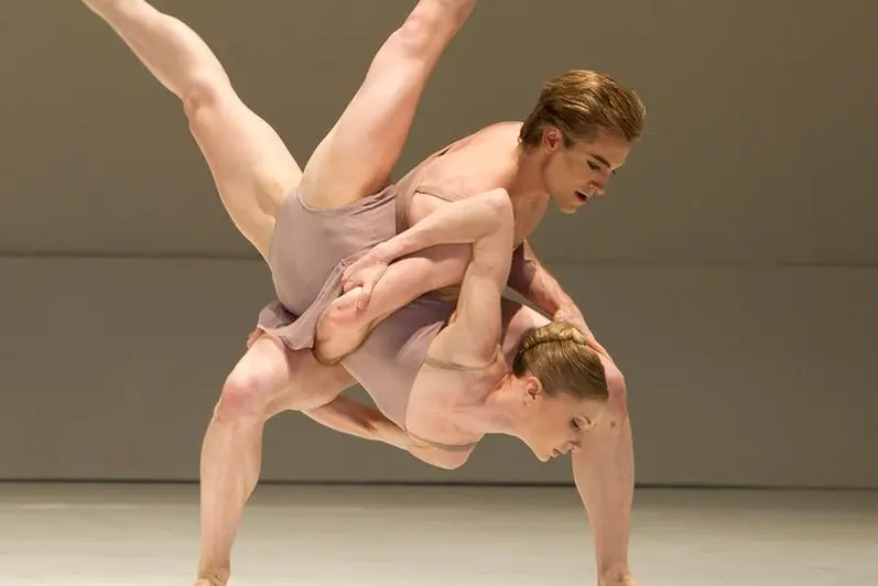 Due ballerini durante Chroma, parte del trittico benefico del 31 marzo alla Scala , (Photo credit Bill Cooper)