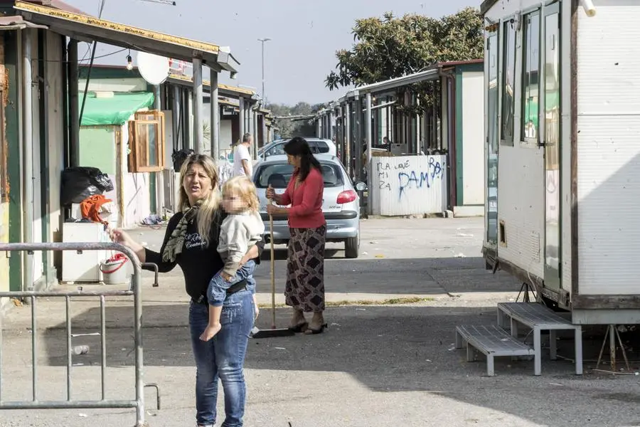 Il campo nomadi sulla via Pontina a Roma. , ANSA