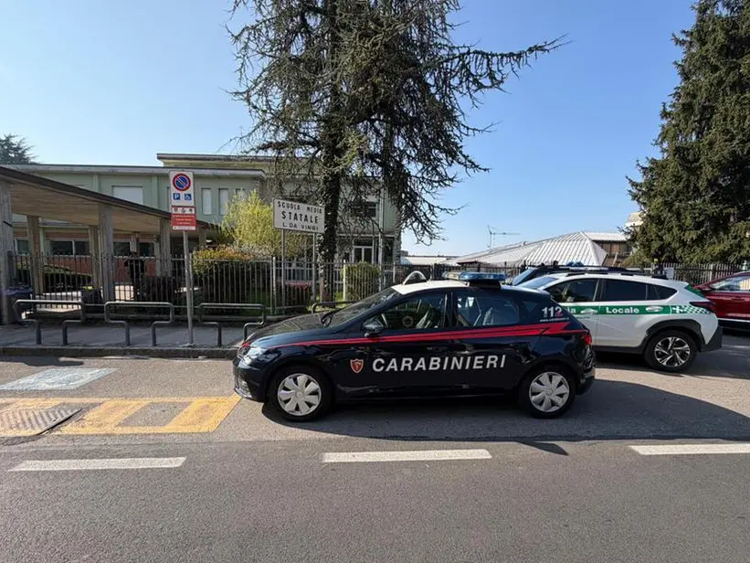 Bergamo, 13enne accoltella la professoressa a scuola: è in gravi condizioni