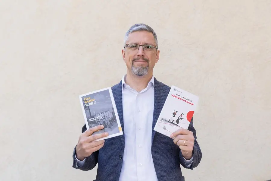 Riese (Treviso), 4 aprile 2026. Paolo Malaguti con alle spalle il Monte Grappa. Riese (Treviso), April 4, 2026. Paolo Malaguti.