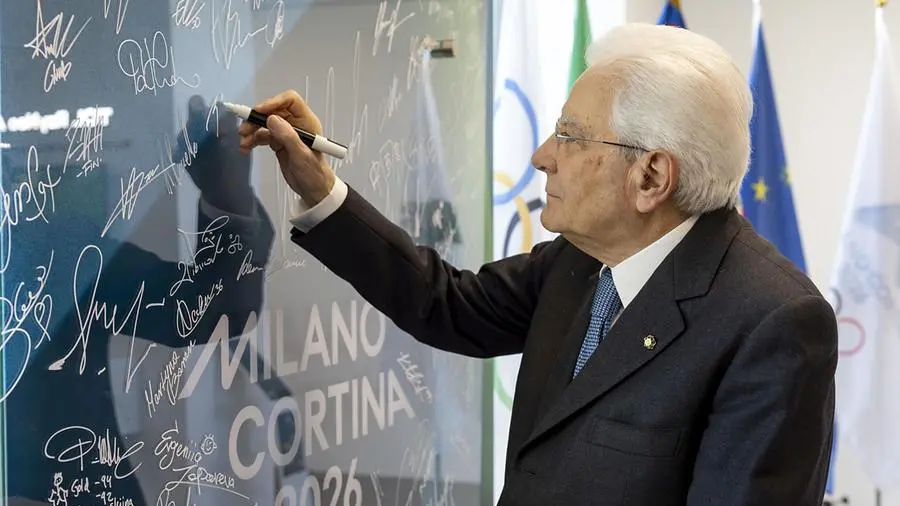 «Ci siamo!», Mattarella al Villaggio Olimpico incontra gli atleti italiani e li sprona: «La prima competizione è con se stessi»