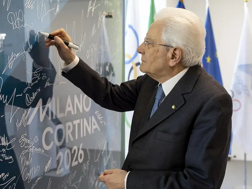 «Ci siamo!», Mattarella al Villaggio Olimpico incontra gli atleti italiani e li sprona: «La prima competizione è con se stessi»