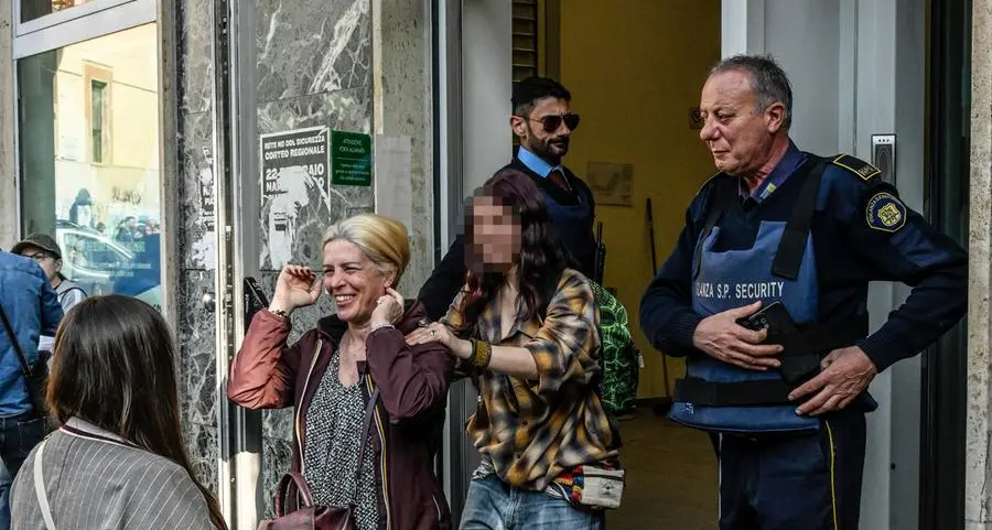 Napoli, rapina in banca con maschere in stile “La casa di carta”: è realtà o finzione?