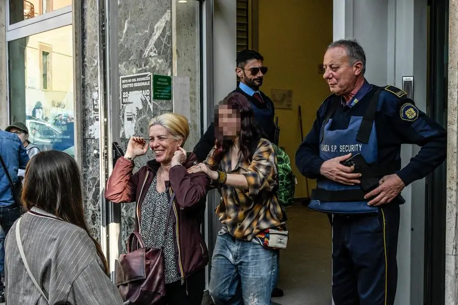 Una signora esulta all\\'uscita dalla banca rapinata nel quartiere Vomero a Napoli. , ANSA