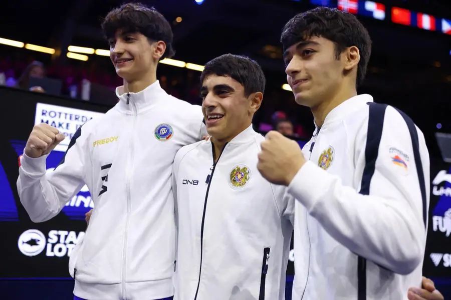 Il podio mondiale del cavallo con maniglie, da sinistra Gabriele Targhetta, Hamlet Manukyan e Mamikon Khachatryan (entrambi armeni). , REUTERS