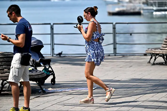 Turisti e residenti, cercano refrigerio dalle temperature oltre i 30 gradi e umidita' a livelli massimi. Genova, 31 luglio 2024. ANSA/LUCA ZENNARO
