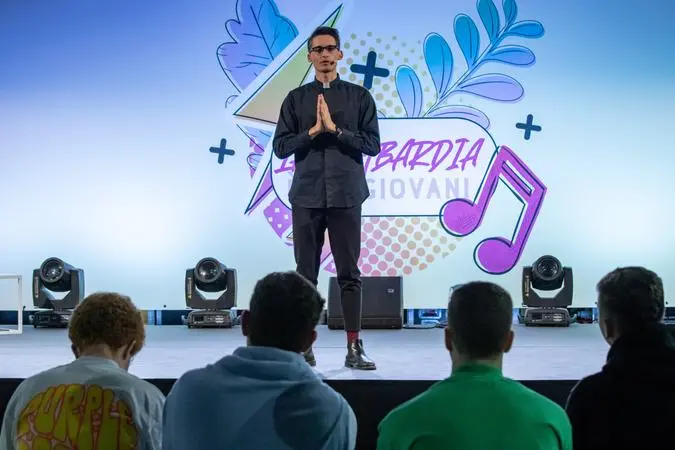 Don Alberto Ravagnani, 32 anni, in un incontro con i giovani nel 2023