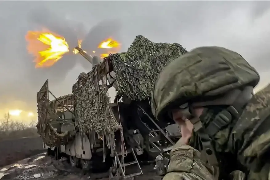 Un soldato russo sul campo di guerra in Ucraina , EPA