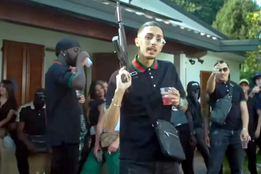 Frame dal videoclip Bentley: il trapper Baby Gang, arrestato, era stato indagato anche per l\\u2019uso di armi, tra cui un mitra e una pistola con matricola abrasa, in un video con Simba La Rue. , IPA_Agency