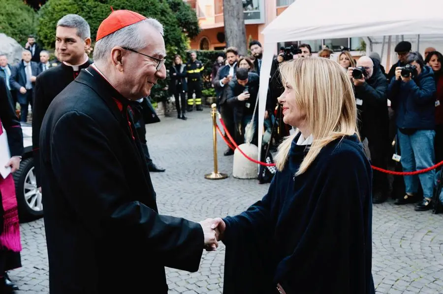 La premier Giorgia Meloni stringe la mano al cardinale segretario di Stato Vaticano Pietro Parolin, all\\u2019Ambasciata d\\u2019Italia presso la Santa Sede a Palazzo Borromeo, durante la celebrazione del novantasettesimo anniversario dei Patti Lateranensi , ANSA