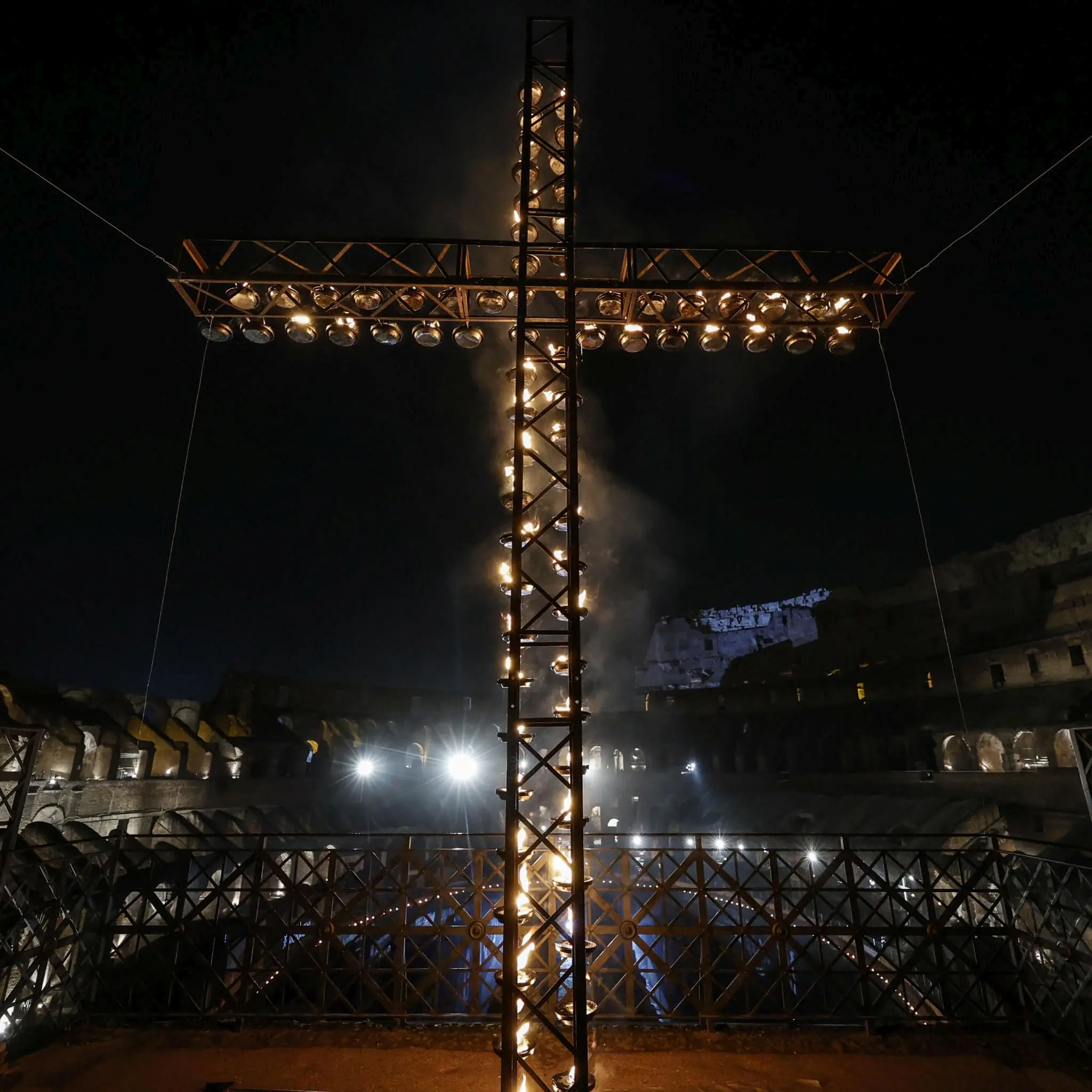 Diretta streaming, la Via Crucis al Colosseo con il Papa