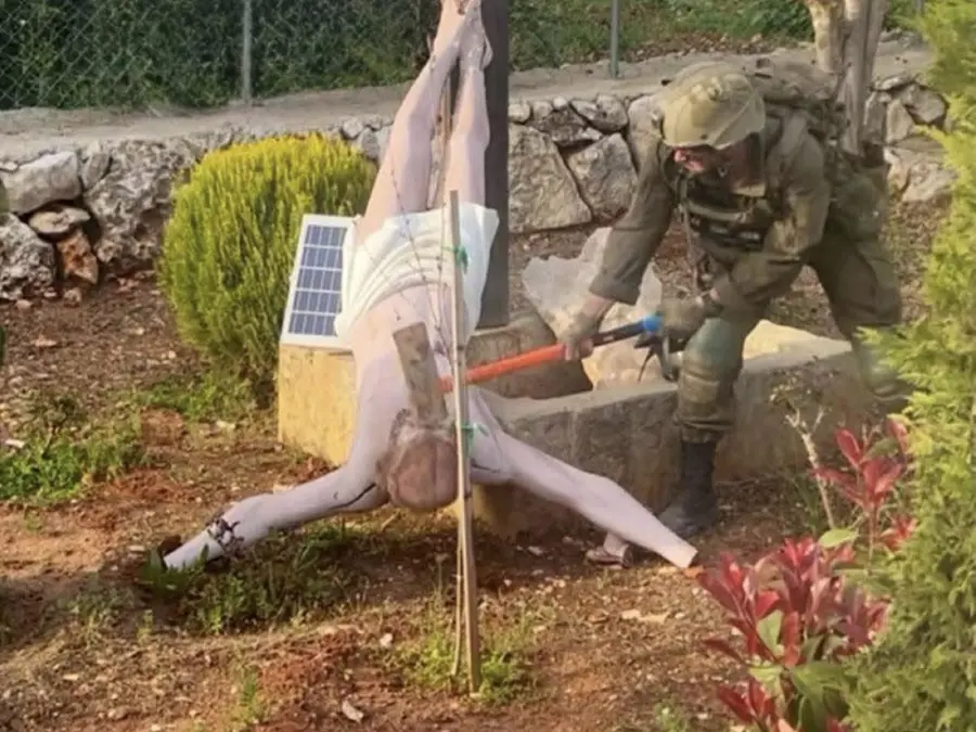 Soldato israeliano prende a martellate il crocifisso. Gli ordinari di Terra Santa: «Condanna dell’atto di profanazione, chiediamo una pace immediata»