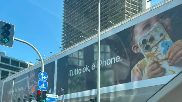 La pubblicità senza progresso di un bambino con lo smartphone in mano