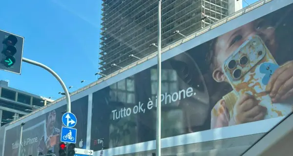 La pubblicità senza progresso di un bambino con lo smartphone in mano
