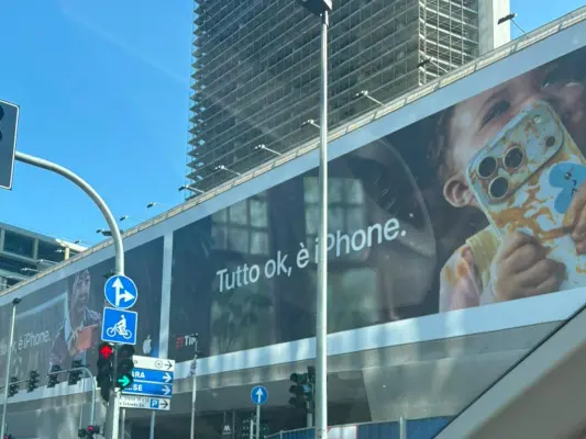 La pubblicità senza progresso di un bambino con lo smartphone in mano