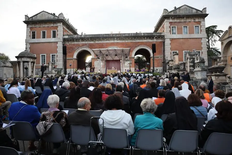 Papa Leone XIV presiede la celebrazione eucaristica in suffragio dei fedeli defunti al Cimitero del Verano, a Roma, il 2 novembre 2025