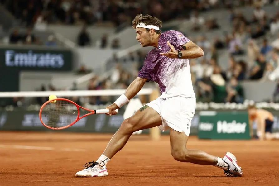 Flavio Cobolli batte Auger-Aliassime e assicura a un italiano la finale di Parigi 2026 , EPA