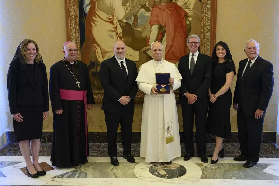epa13083845 A handout picture provided by Vatican Media shows Pope Leo XIV (C) poses with members of the US National Constitution Center after receiving the Liberty Medal, Vatican City, 03 July 2026. The National Constitution Center awarded the 38th annual Liberty Medal to Pope Leo XIV on 03 July, coinciding with the eve of America's 250th anniversary. EPA/VATICAN MEDIA HANDOUT HANDOUT EDITORIAL USE ONLY/NO SALES