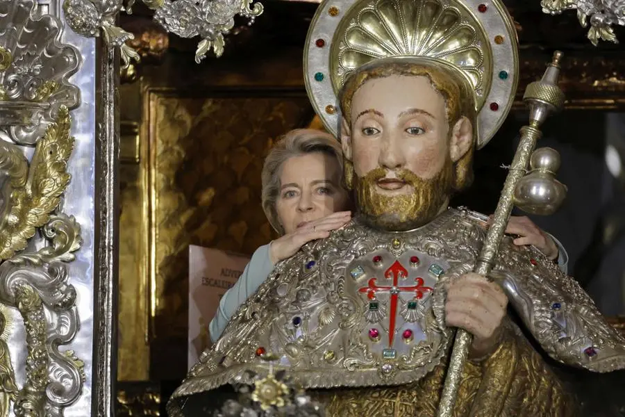Ursula von der Leyen, presidente della Commissione europea, \"abbraccia\" la statua dell\\u2019apostolo san Giacomo durante una visita privata alla Cattedrale di Santiago de Compostela, in Spagna, il 1\\u00B0 giugno 2024 , EPA