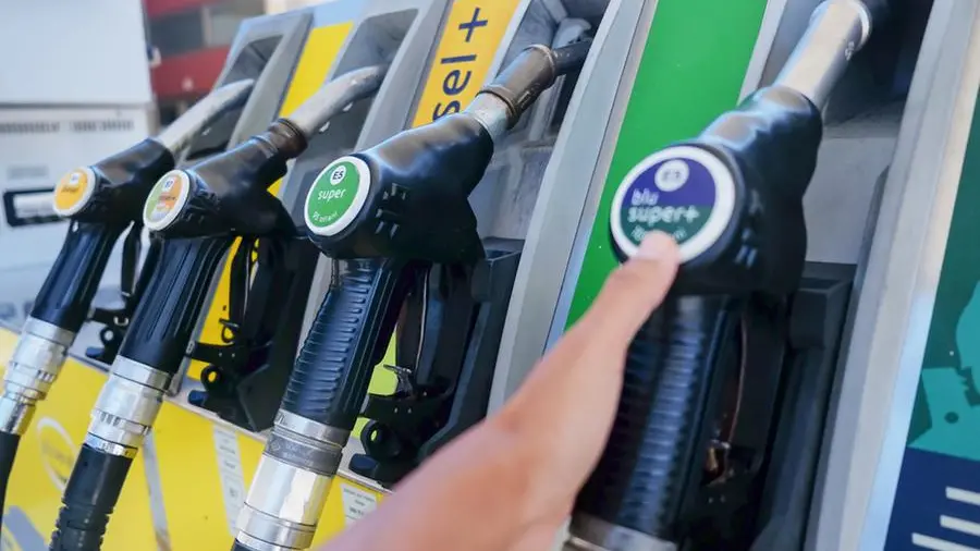 Benzina oltre i 2 euro al litro: perché la guerra in Iran fa salire i prezzi