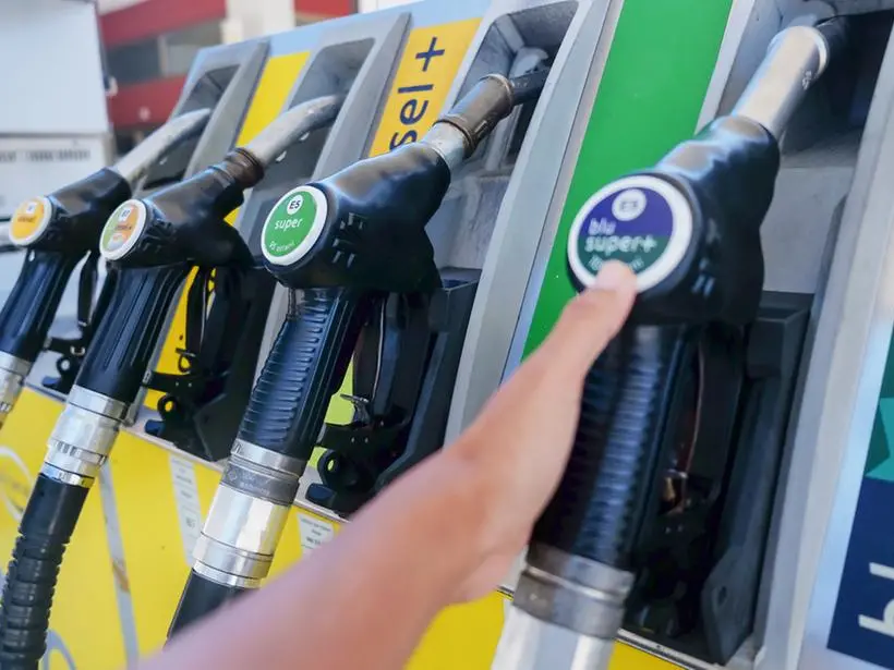 Benzina oltre i 2 euro al litro: perché la guerra in Iran fa salire i prezzi