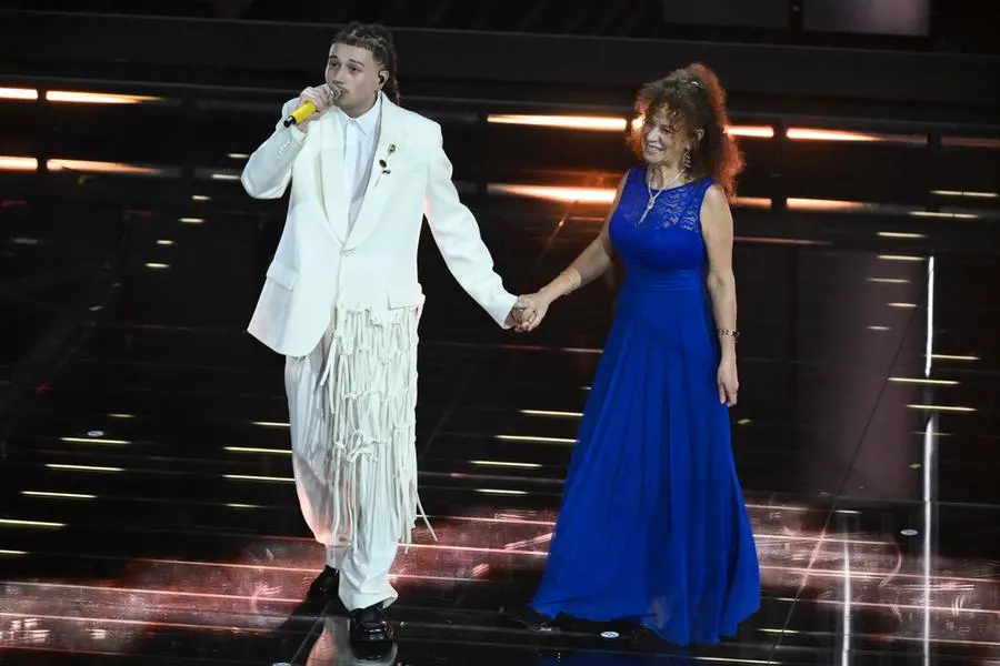 Sayf con la madre Samia sul palco dell'Ariston al Festival di Sanremo