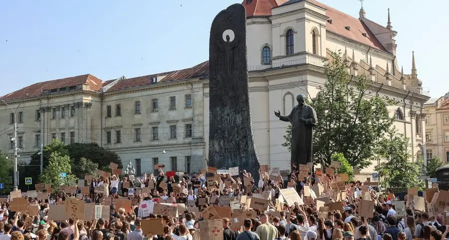 Kyiv, licenziato il popolare ministro della Difesa Fedorov: la società civile ucraina di nuovo in piazza per protesta, nonostante la guerra