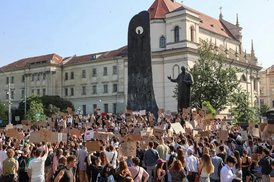 Ucraini in protesta a Leopoli contro il licenziamento del ministro della Difesa Mykhailo Fedorov. , REUTERS