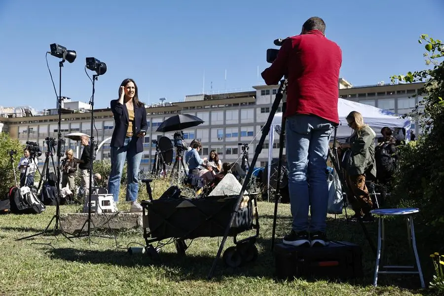 Le troupe di giornalisti e cameramen posizionati davanti al Policlinico Gemelli