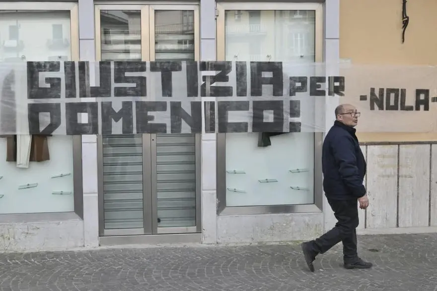 Lo striscione affisso nella piazza antistante il Duomo di Nola dove si sono svolti i funerali del piccolo Domenico