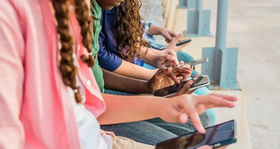 Macron contro i social media: «Il cervello dei nostri bambini e adolescenti non è in vendita». E arriva la legge